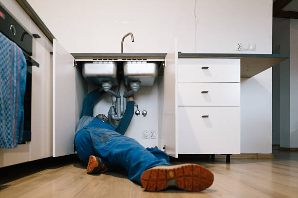 Professional Emergency Plumber technician working in Lady Lake, FL